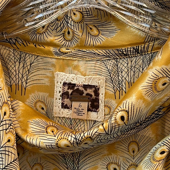 Free People Woman’s Gold Peacock Feather Print Top / Blouse  Size:6 Preloved - Picture 8 of 10